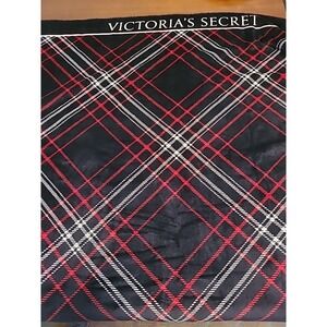 Victoria's Secret Sherpa Fleece Cozy Blanket Black Red‎ and White Color 50"x60"